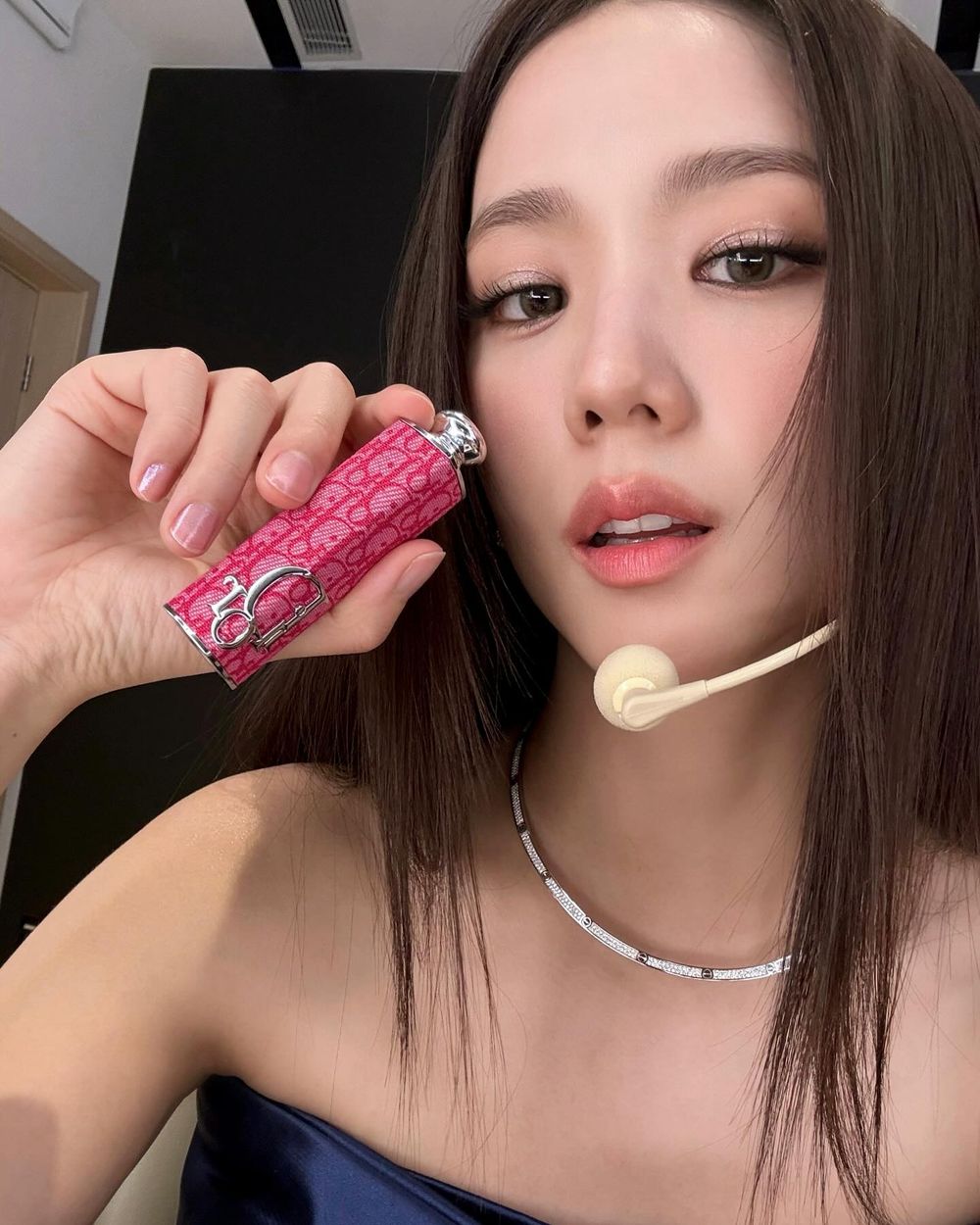 JISOO狂推精品唇膏！DIOR迪奧癮誘唇膏全新「釉光玫瑰裸色」上線，緹花、藤格紋唇膏殼太美，必須收編！-21