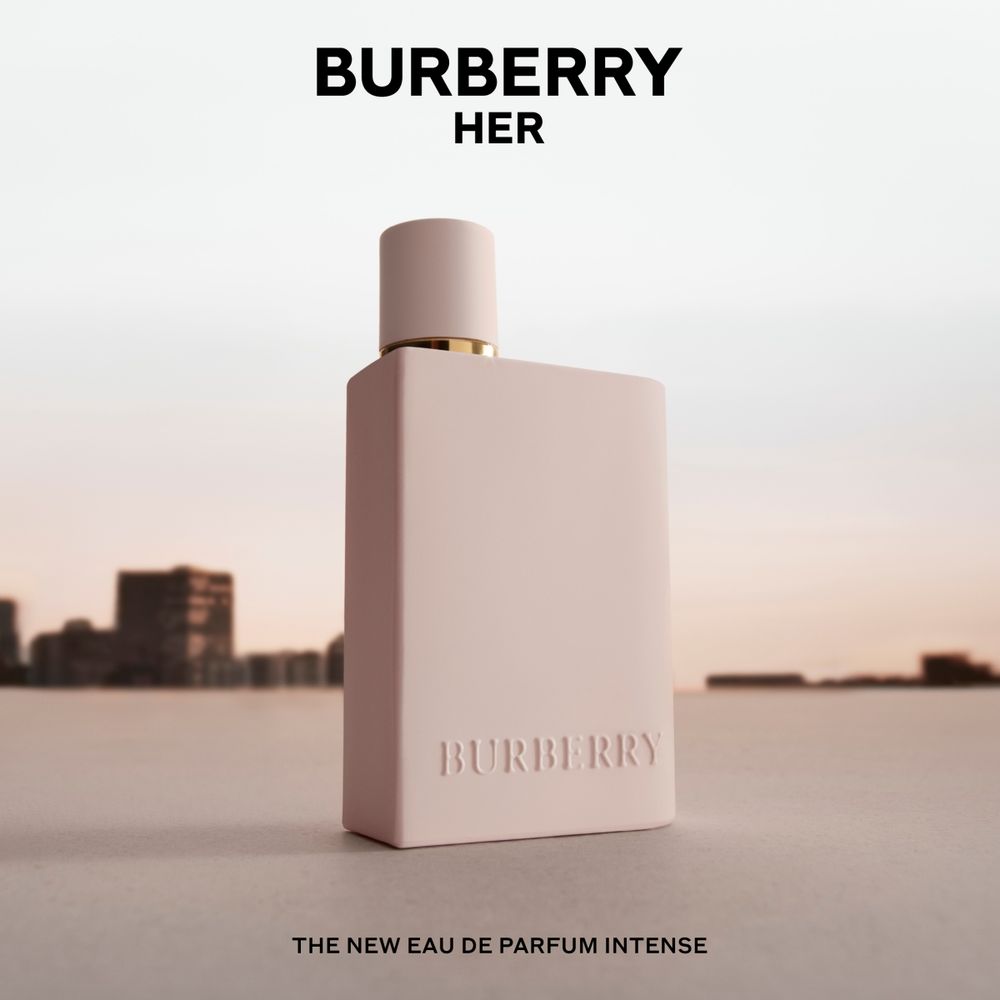2025全新草莓香水登場！Burberry「Her女性極致淡香精」野草莓、橙花、琥珀木香，是最適合夏季的香味！-5