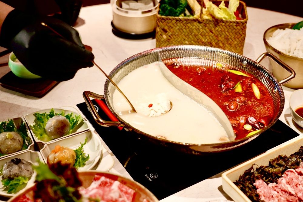 台北必吃麻辣鍋推薦！撈王粵式煲湯+麻辣湯底療癒爆炸、「玫瑰牛舌、雙臘煲仔飯」必點一次看！-13