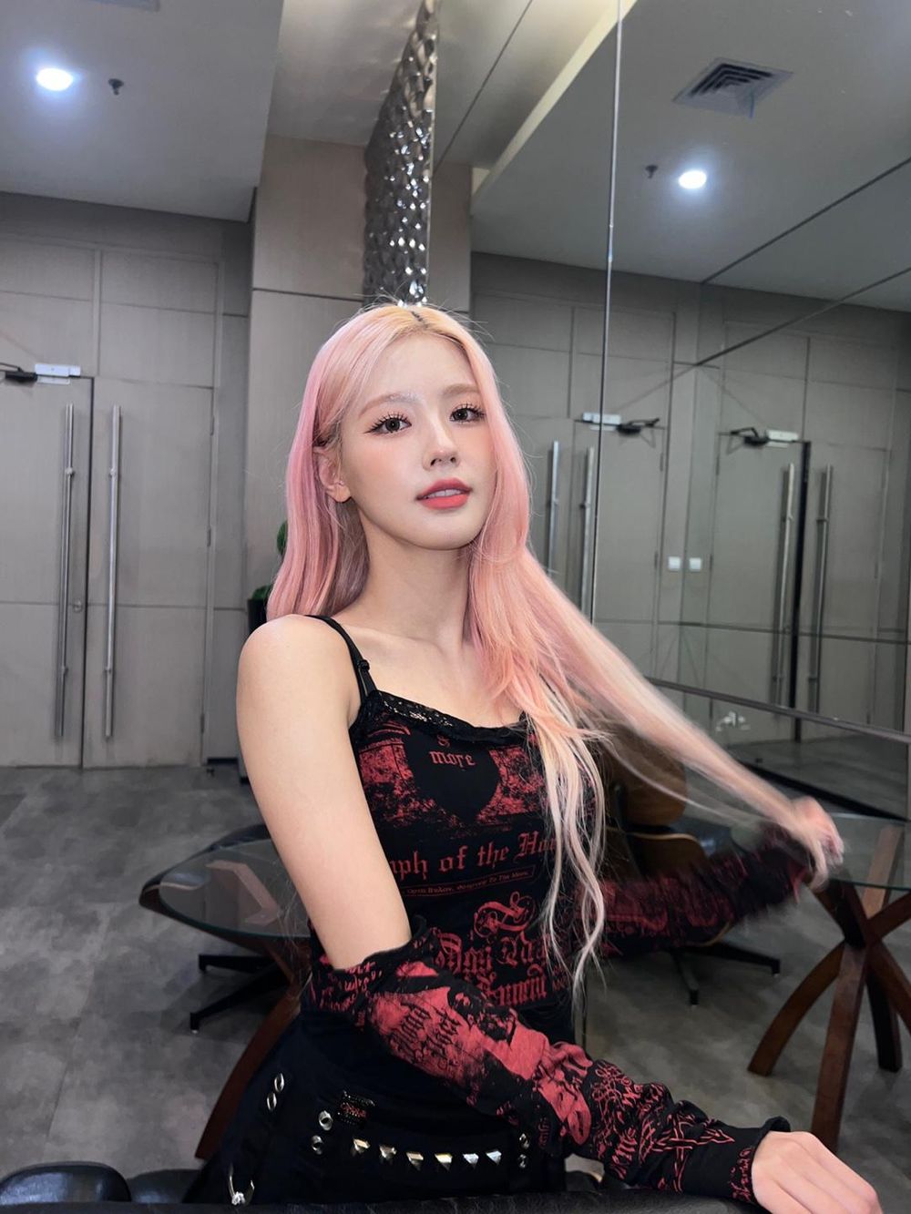 韓網熱議7位被封為「人間櫻花」的KPOP女偶像！Giselle薇娟美得令人驚豔，宮脇咲良行走的櫻花美景！-9