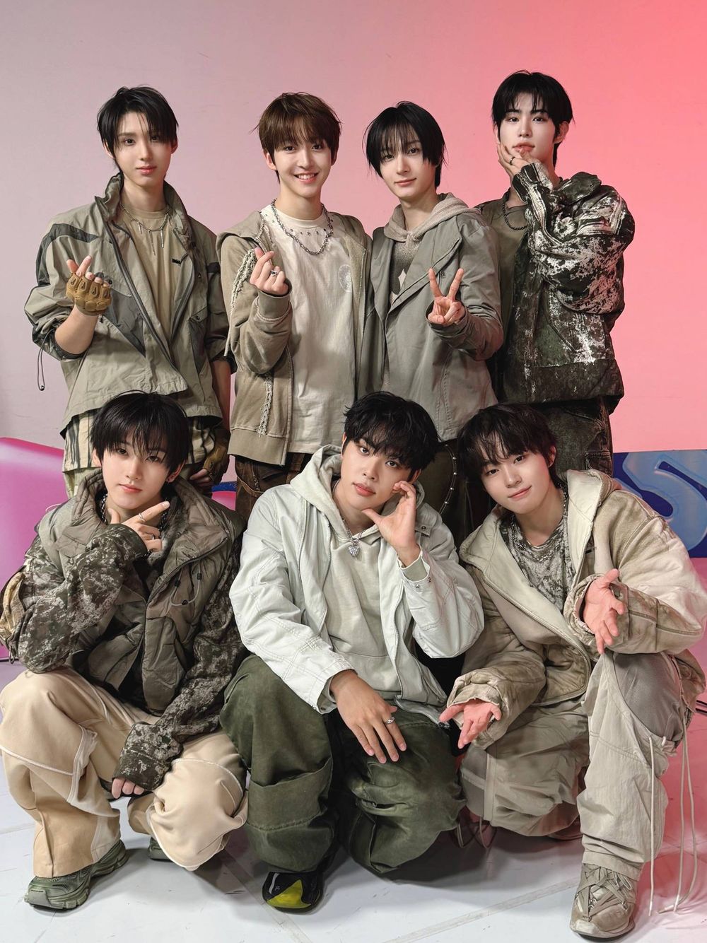 葛萊美評選8組2025最受期待的新人韓團！MEOVV成新一代怪物新人，izna來勢洶洶人氣超高！-16