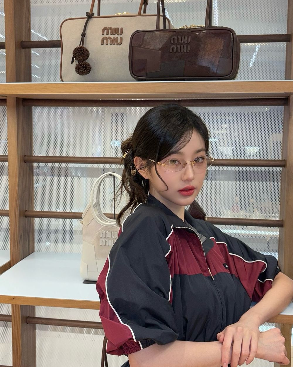 路上韓女都這樣穿！2025春夏「MIU系穿搭」6大重點！條紋上衣、花苞裙是衣櫃標配！-16