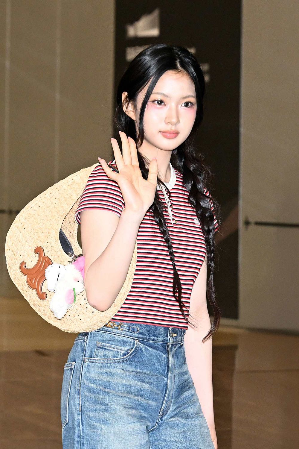 CELINE精緻女大生穿搭永不過時！韓星女團都愛「Logo上衣」值得狠下心投資一件！-5