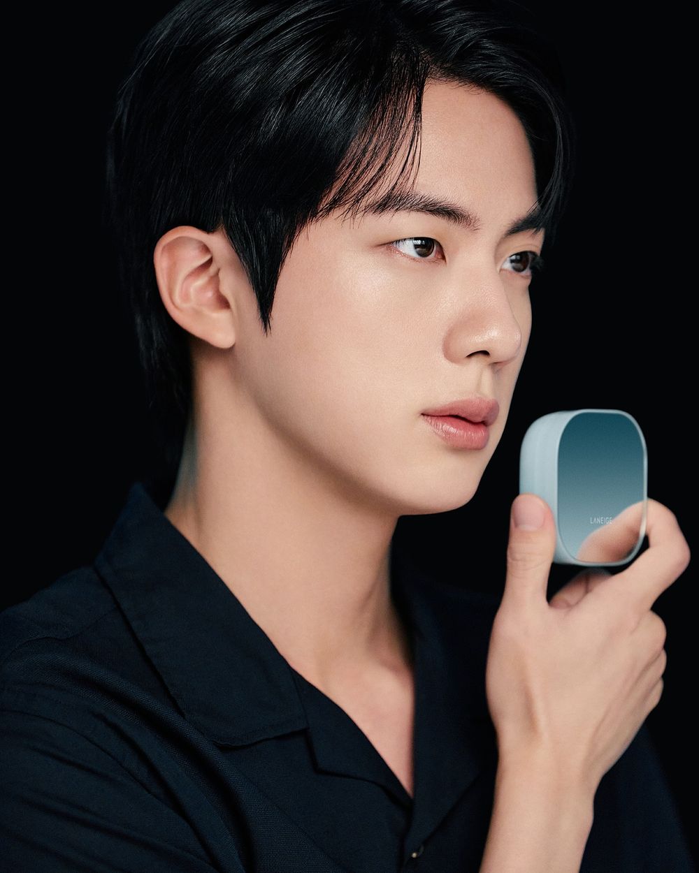 超越市場期待「氣墊王」誕生！BTS Jin唯一指定「全新磁力小方塊」結合霧面光感底妝優點，成就全新「輕霧光」美肌膚況！-13