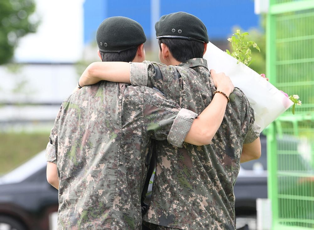 阿米尖叫！BTS防彈V、RM正式退伍！「WE ARE BACK」看板宣告七人完整體回歸！-3