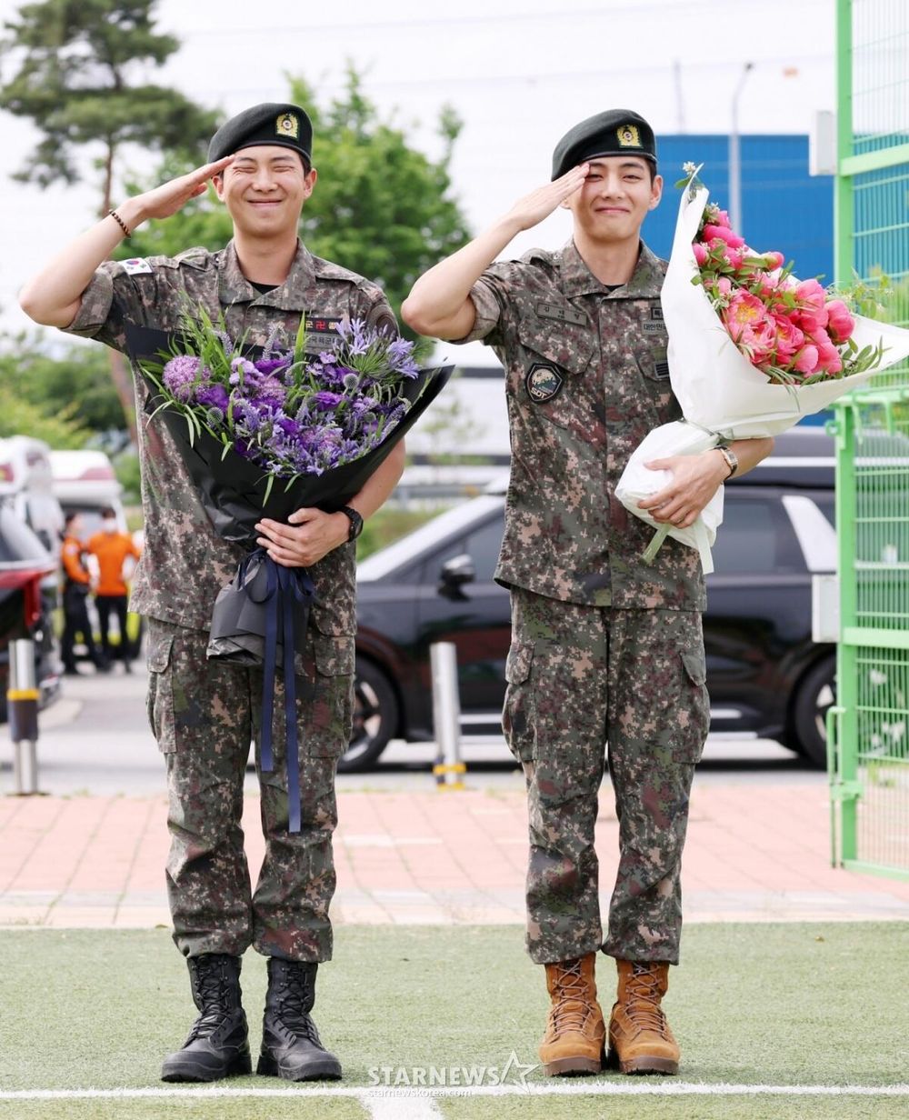 阿米尖叫！BTS防彈V、RM正式退伍！「WE ARE BACK」看板宣告七人完整體回歸！-2