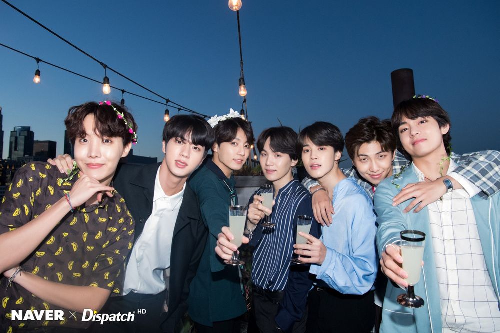 阿米尖叫！BTS防彈V、RM正式退伍！「WE ARE BACK」看板宣告七人完整體回歸！-8
