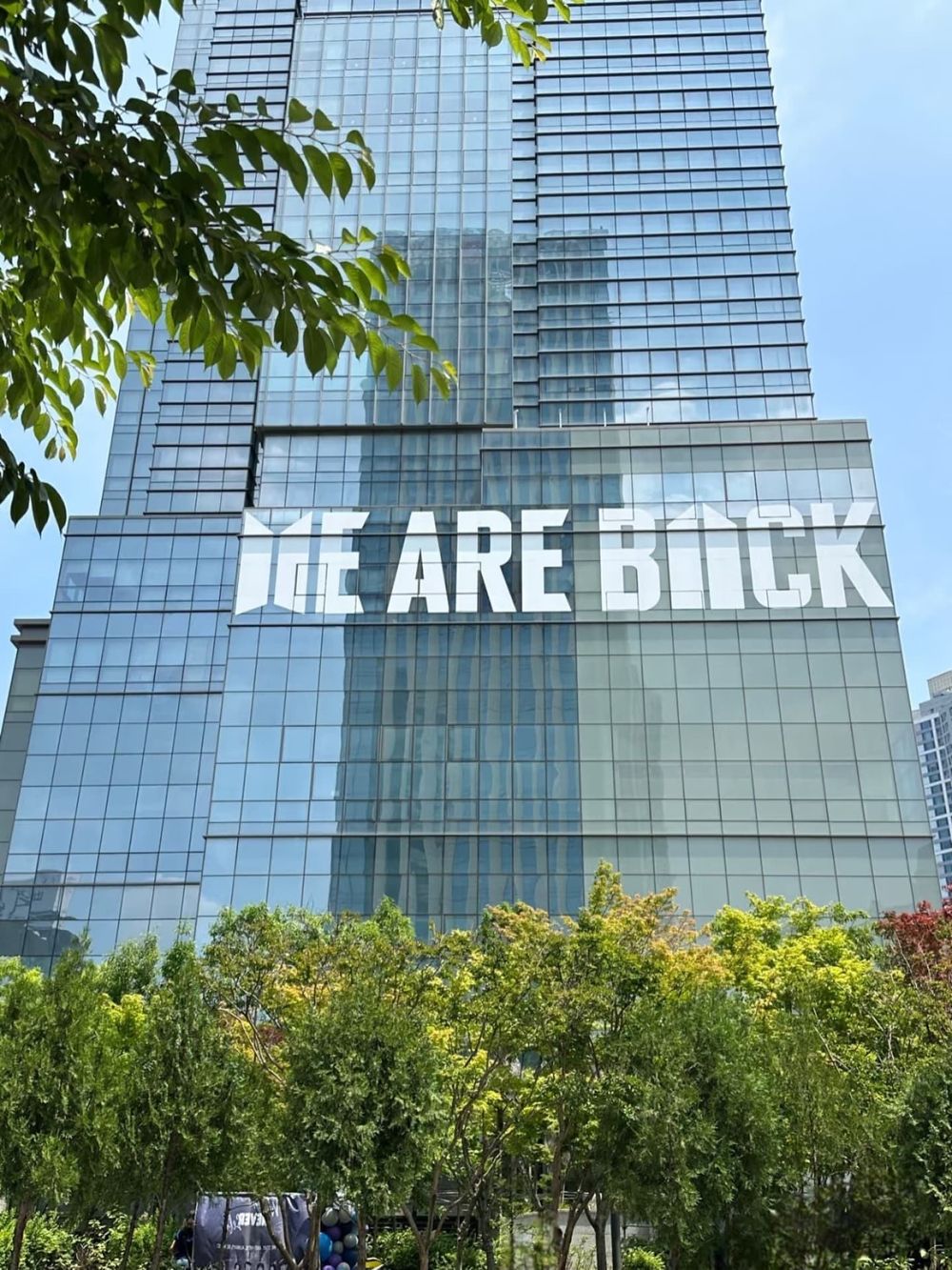 阿米尖叫！BTS防彈V、RM正式退伍！「WE ARE BACK」看板宣告七人完整體回歸！-11