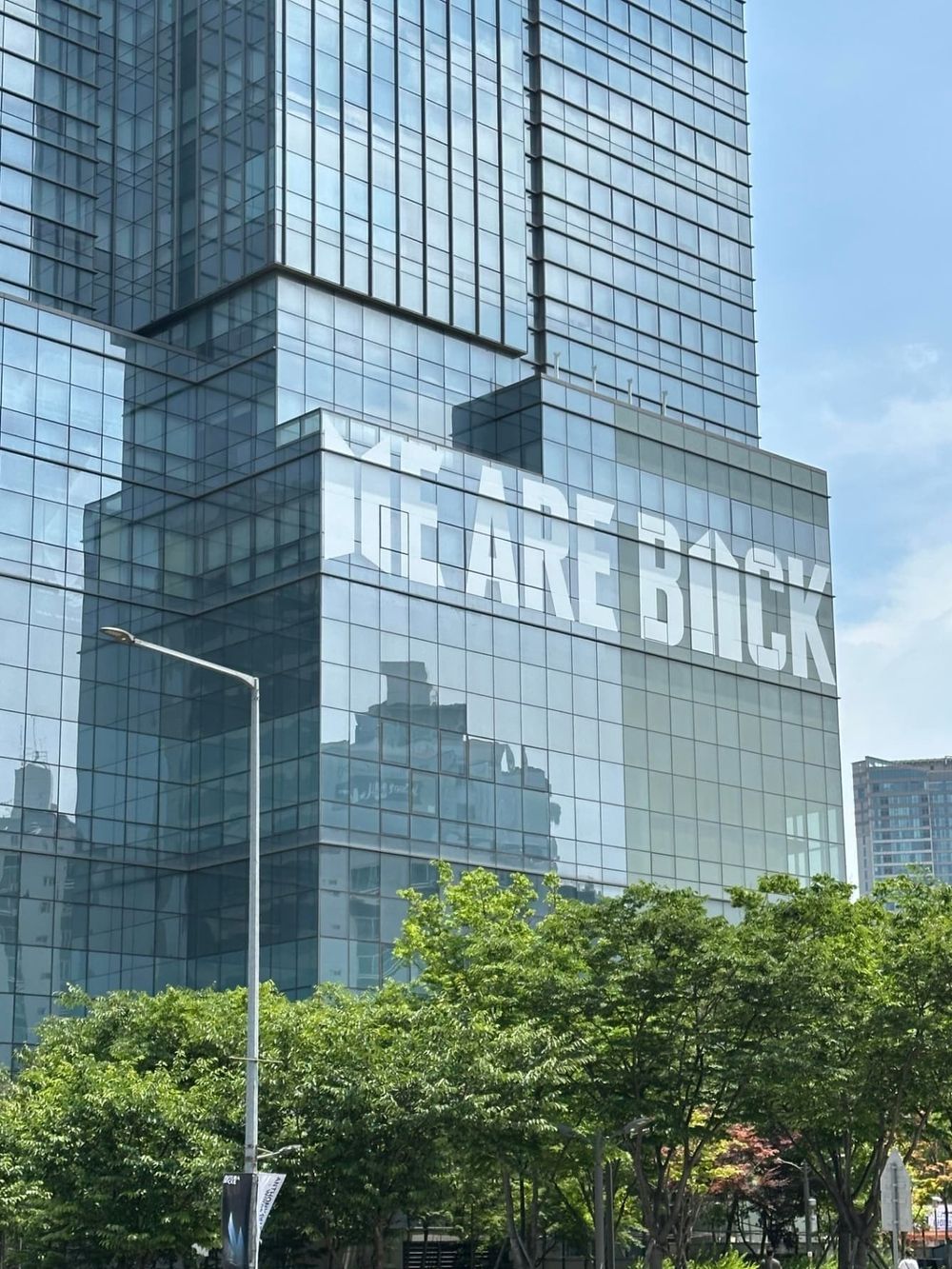 阿米尖叫！BTS防彈V、RM正式退伍！「WE ARE BACK」看板宣告七人完整體回歸！-10