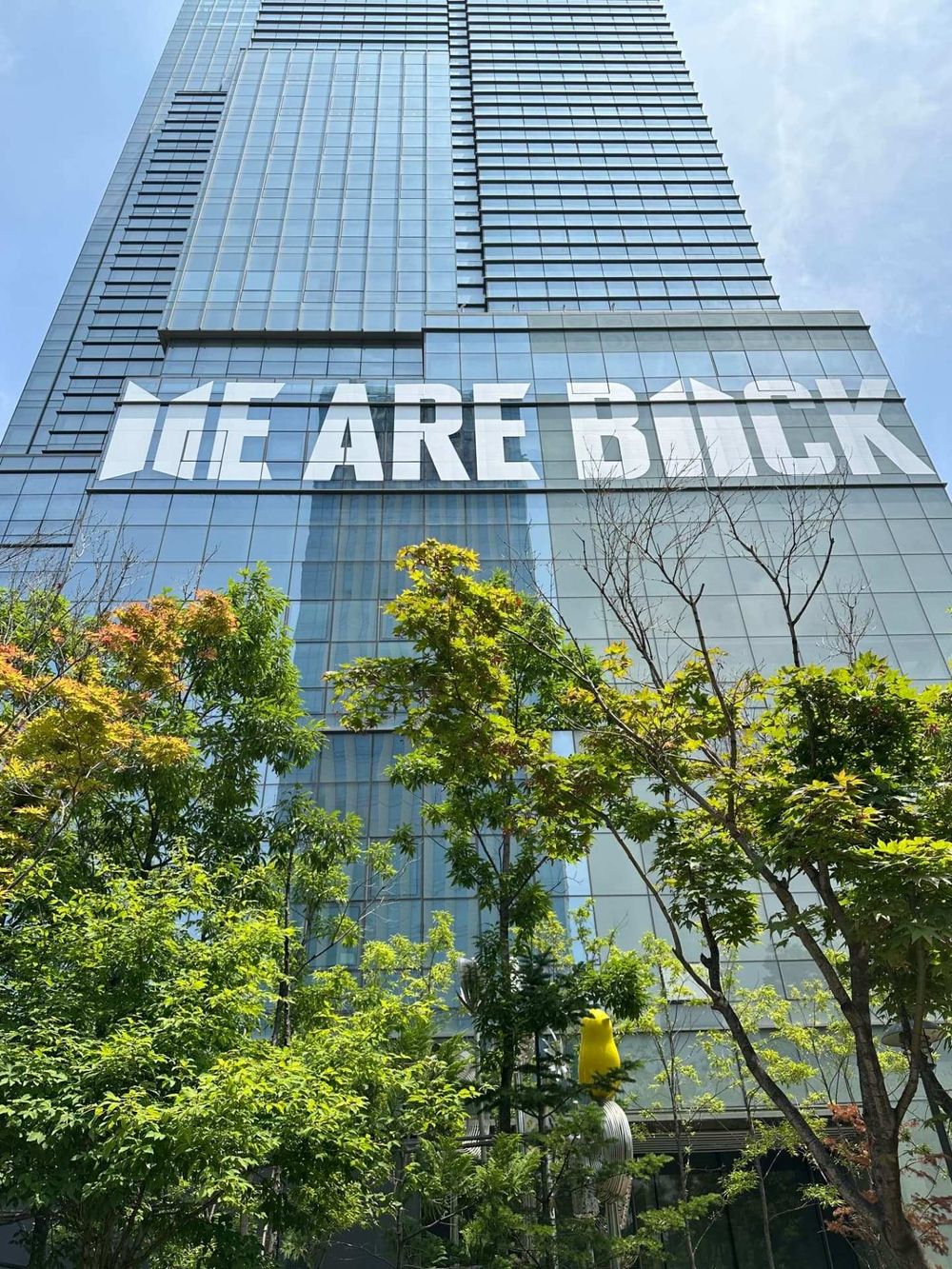 阿米尖叫！BTS防彈V、RM正式退伍！「WE ARE BACK」看板宣告七人完整體回歸！-9