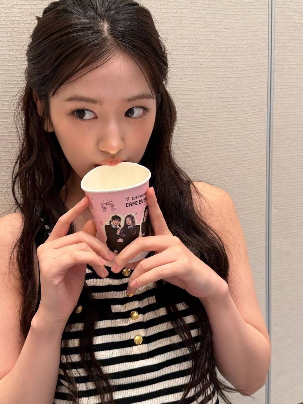 IVE安俞真要被CELINE搶走了？！IG曬美照「揹超紅HOBO包」低調千金感超適合！-8