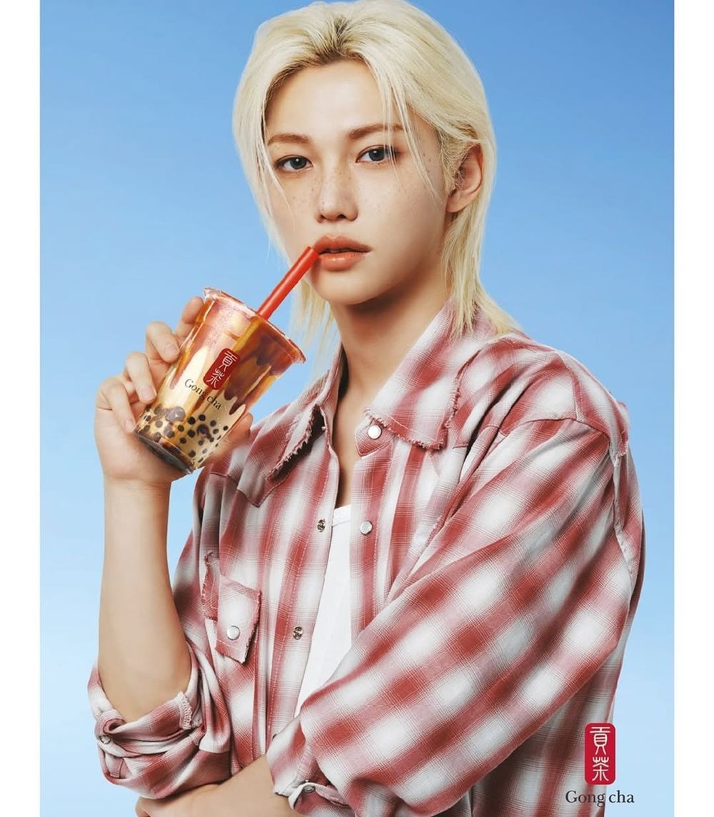 2025最新8位韓星飲料代言人盤點！Felix狂喝貢茶珍奶太可愛、GD火龍果系列冰沙宣傳照帥翻！-2