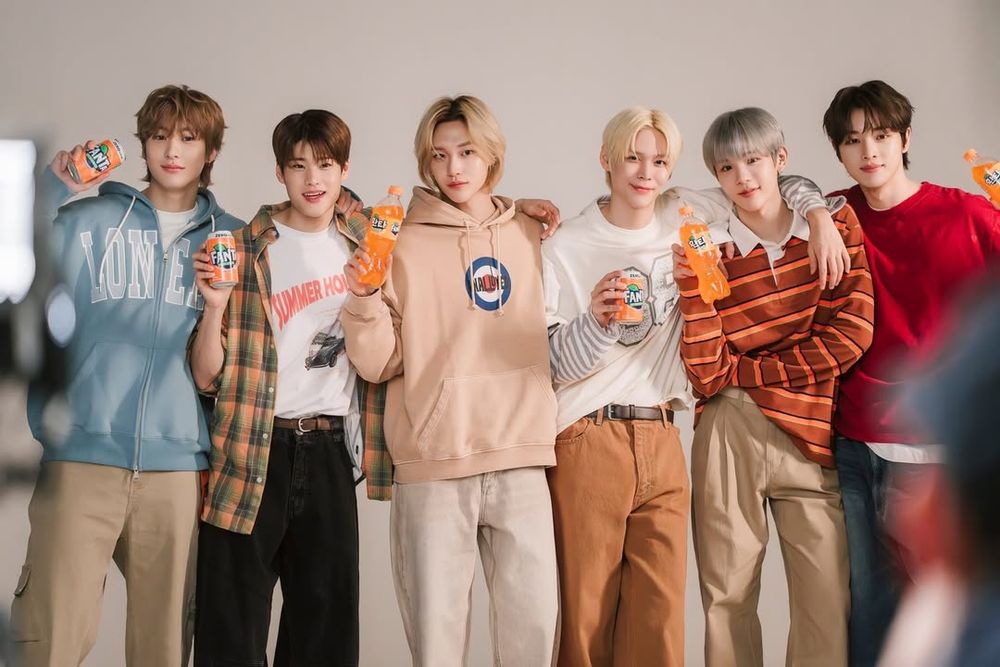 2025最新8位韓星飲料代言人盤點！Felix狂喝貢茶珍奶太可愛、GD火龍果系列冰沙宣傳照帥翻！-4