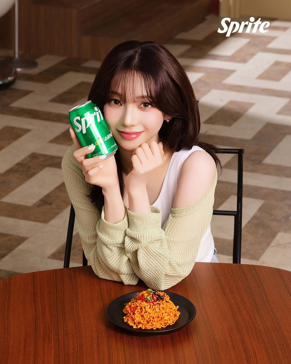2025最新8位韓星飲料代言人盤點！Felix狂喝貢茶珍奶太可愛、GD火龍果系列冰沙宣傳照帥翻！-6