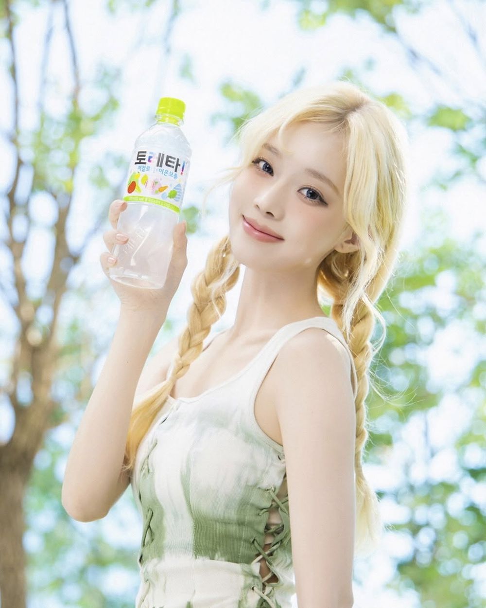 2025最新8位韓星飲料代言人盤點！Felix狂喝貢茶珍奶太可愛、GD火龍果系列冰沙宣傳照帥翻！-8