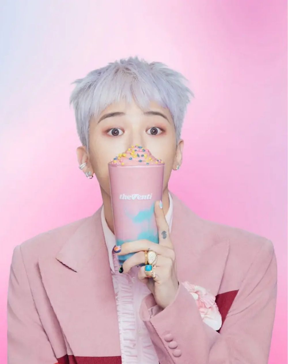2025最新8位韓星飲料代言人盤點！Felix狂喝貢茶珍奶太可愛、GD火龍果系列冰沙宣傳照帥翻！-10