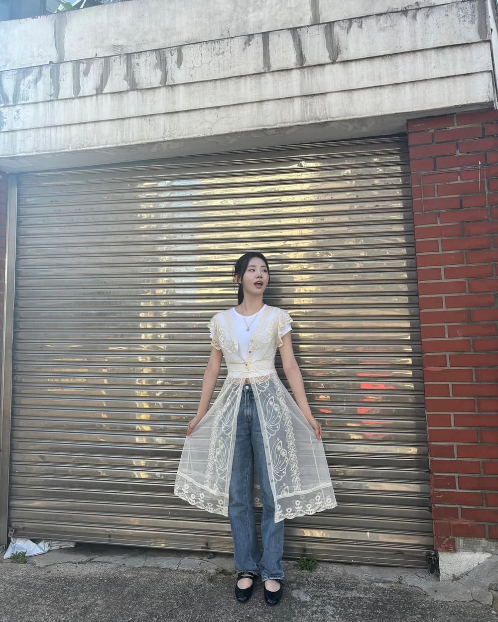 擺脫路人感！6招「基本白TEE」穿搭絕招！疊穿薄紗罩衫背心...韓感秘訣藏在這！-4