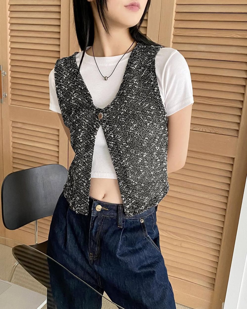 擺脫路人感！6招「基本白TEE」穿搭絕招！疊穿薄紗罩衫背心...韓感秘訣藏在這！-7