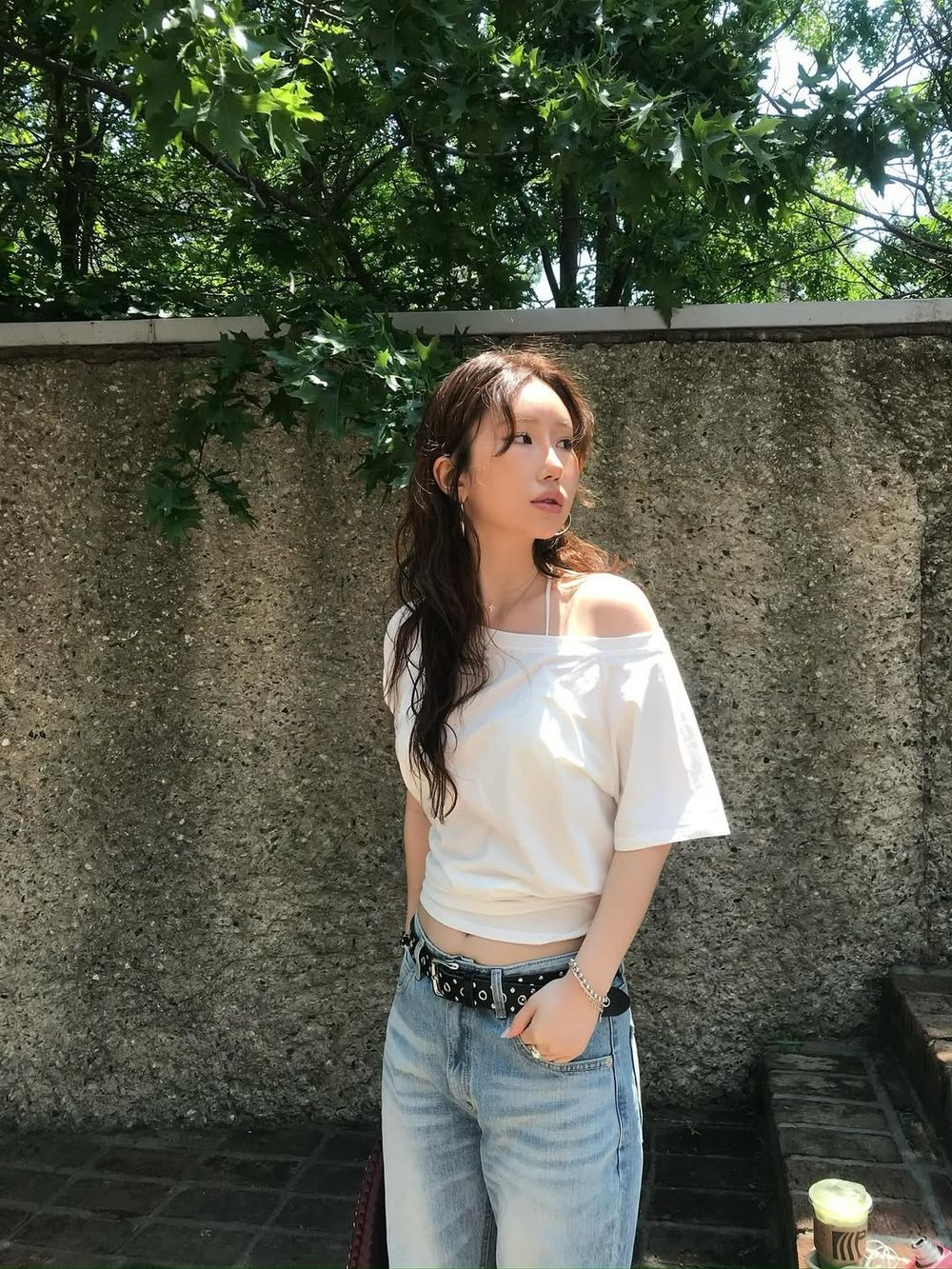 擺脫路人感！6招「基本白TEE」穿搭絕招！疊穿薄紗罩衫背心...韓感秘訣藏在這！-8