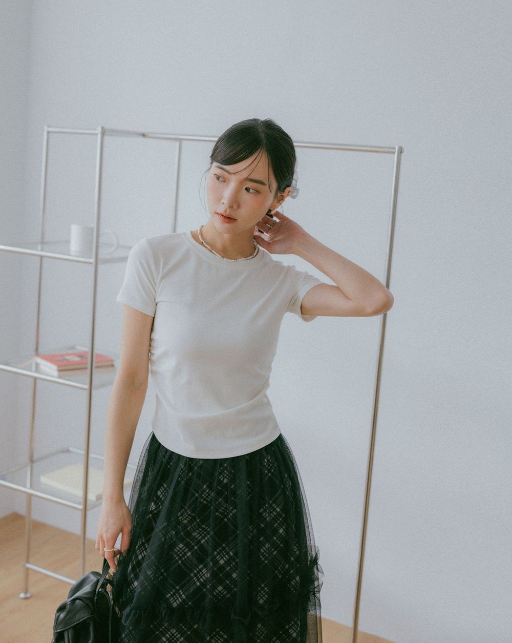 擺脫路人感！6招「基本白TEE」穿搭絕招！疊穿薄紗罩衫背心...韓感秘訣藏在這！-18