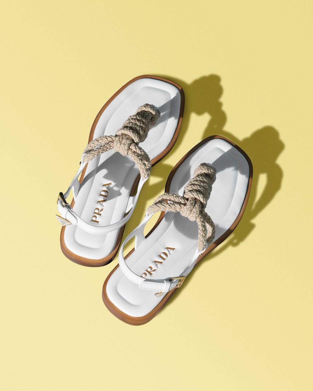 PRADA 2025夏天新包登場！「條紋水桶包、托特包」好清爽！海邊美照就缺這咖！-9