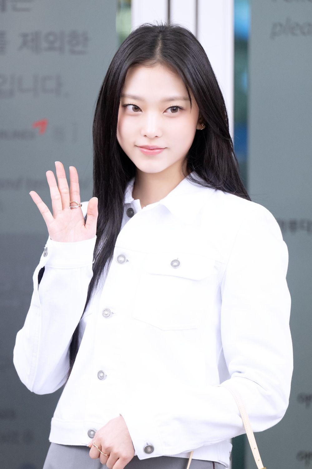 盤點7位最具純情漫畫感的韓國女偶像！Sullyoon、Jisoo獲封初戀臉，Winter撞臉這位人氣動漫角色！-9
