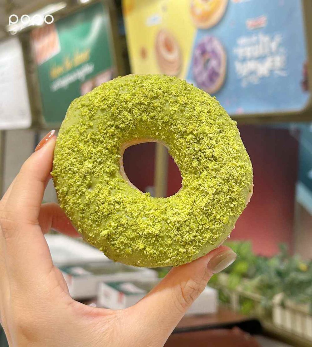 社群爆紅Krispy Kreme開心果甜甜圈台灣也買得到！爆餡開心果太療癒、還有獨家「雪點開心果」要吃！-4