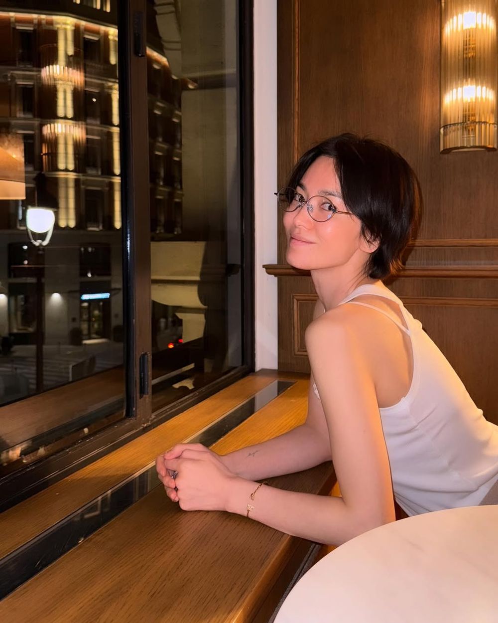 宋慧喬IG發文狀態超好！女神同款「韓牌白背心」小資女也買得起、AUTRY球鞋穿上腿超細！-7