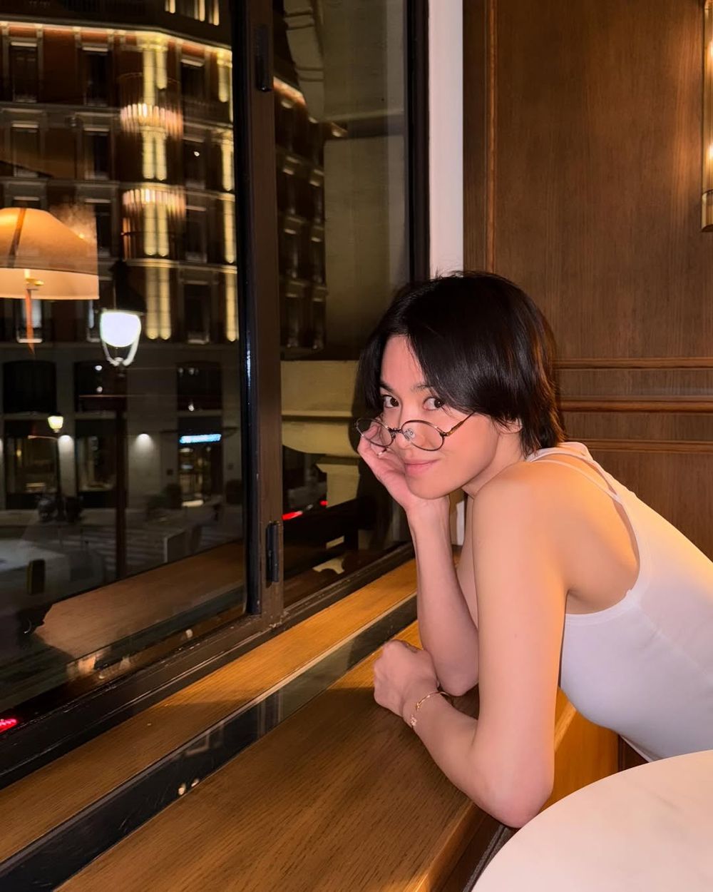 宋慧喬IG發文狀態超好！女神同款「韓牌白背心」小資女也買得起、AUTRY球鞋穿上腿超細！-6