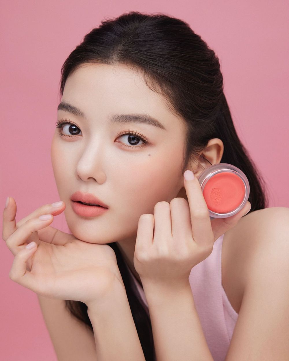 2025夏季氛圍感頰彩新品推薦！JISOO迪奧頰彩棒、文佳煐DG頰彩露、ILLIT陽光頰彩盤...，一抹瞬間仙氣拉滿！-11