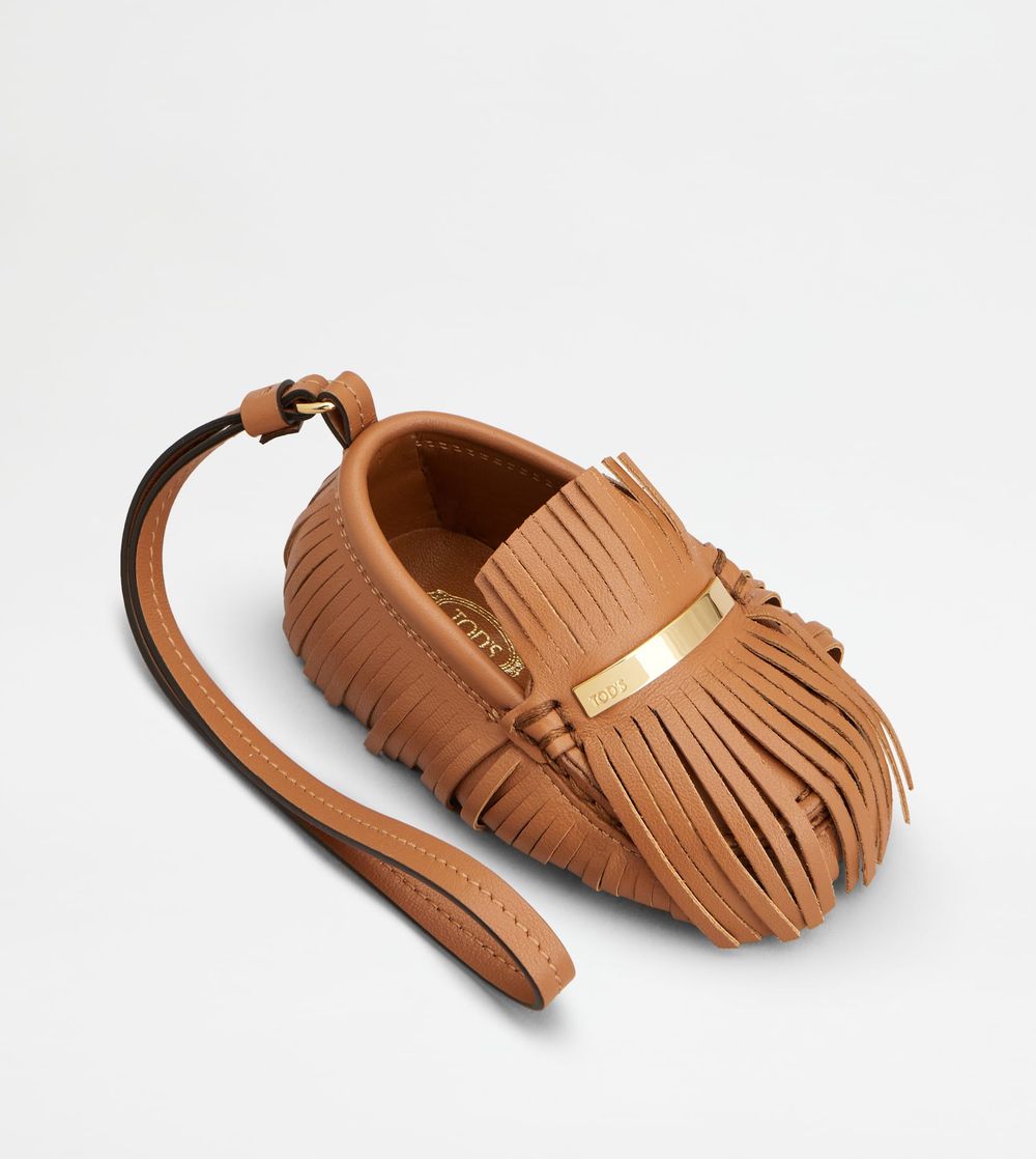 TOD’S新品太誇張！竟推出「豆豆薄底鞋」根本逼通勤族入手、豆豆鞋吊飾也可愛到爆！-14