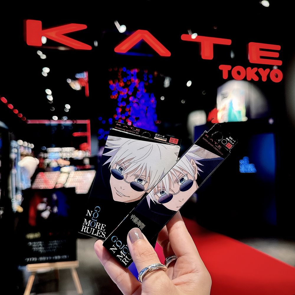KATE《咒術迴戰》最強聯名！五條悟變身美妝代言人，三色眉粉、眼線液筆換成神秘咒術包裝，快收藏老公的迷人藍眼睛！-11
