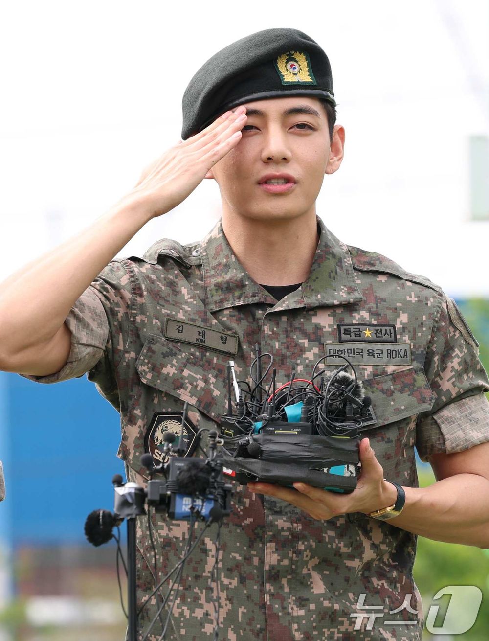 盤點6位KPOP男偶像超帥的軍裝照！防彈V、珍榮帥到不行，淨漢結訓照全網暴動！-2