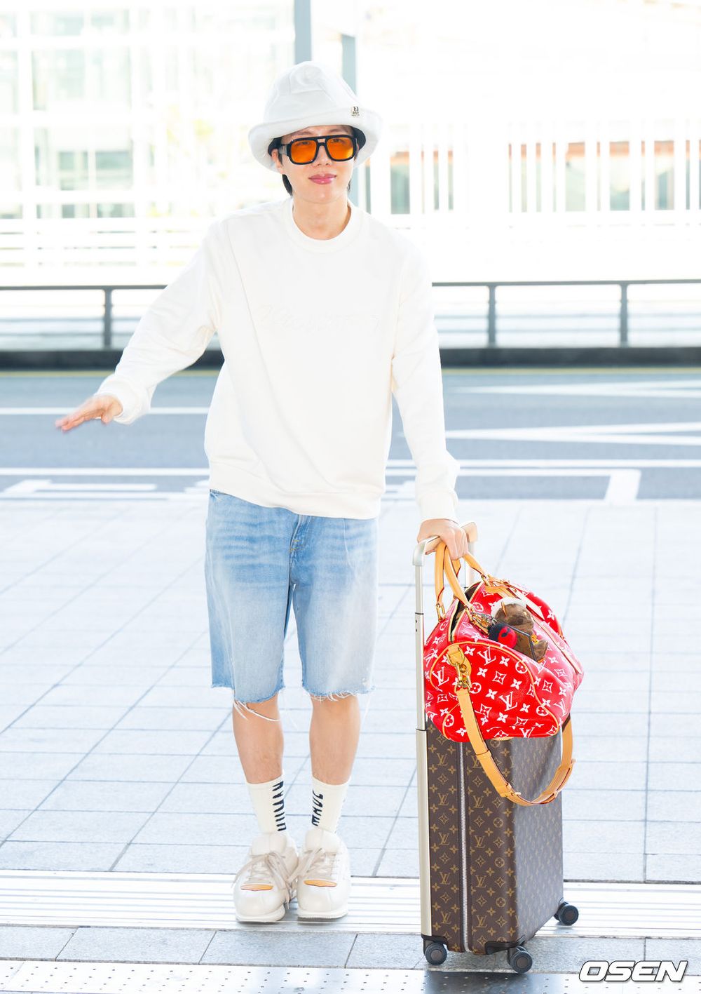 BTS J-hope行程滿檔出發LV巴黎時裝週！「男大生穿搭＋俏皮POSE」韓媒爆誇可愛！-2