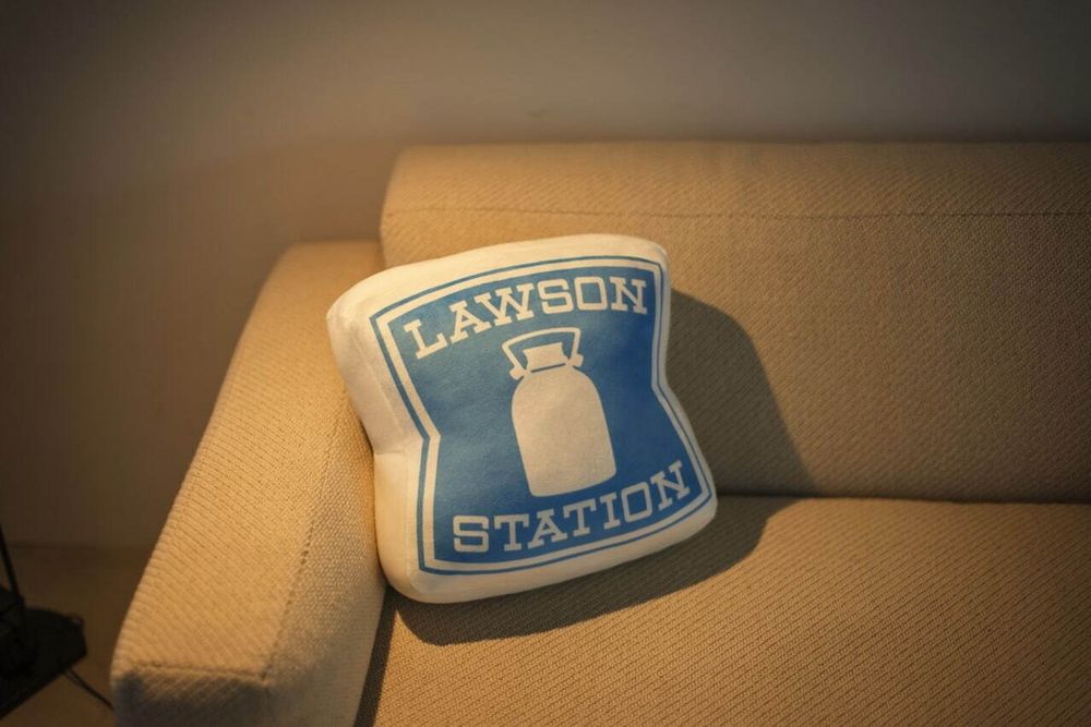 日妞社群狂討論！超可愛「LAWSON便利商店招牌」抱枕、小夜燈、鑰匙圈夯到一開賣就大缺貨！-2