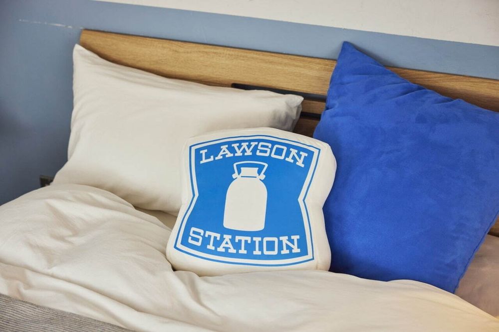 日妞社群狂討論！超可愛「LAWSON便利商店招牌」抱枕、小夜燈、鑰匙圈夯到一開賣就大缺貨！-5