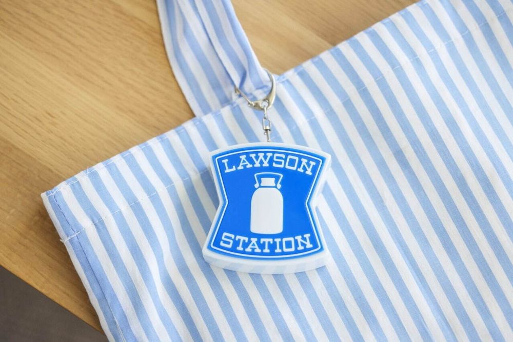 日妞社群狂討論！超可愛「LAWSON便利商店招牌」抱枕、小夜燈、鑰匙圈夯到一開賣就大缺貨！-4