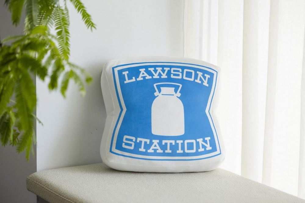 日妞社群狂討論！超可愛「LAWSON便利商店招牌」抱枕、小夜燈、鑰匙圈夯到一開賣就大缺貨！-10