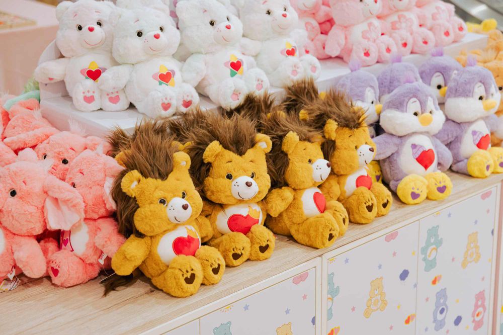 Grace Gift聯手Care Bears快閃林口三井！「絨毛飲料提袋盲盒」要買爆、還可以DIY熊熊吊飾！-15