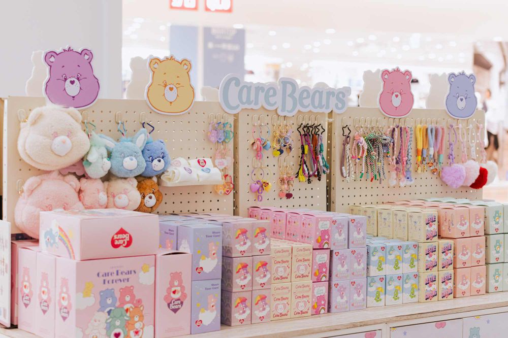 Grace Gift聯手Care Bears快閃林口三井！「絨毛飲料提袋盲盒」要買爆、還可以DIY熊熊吊飾！-16