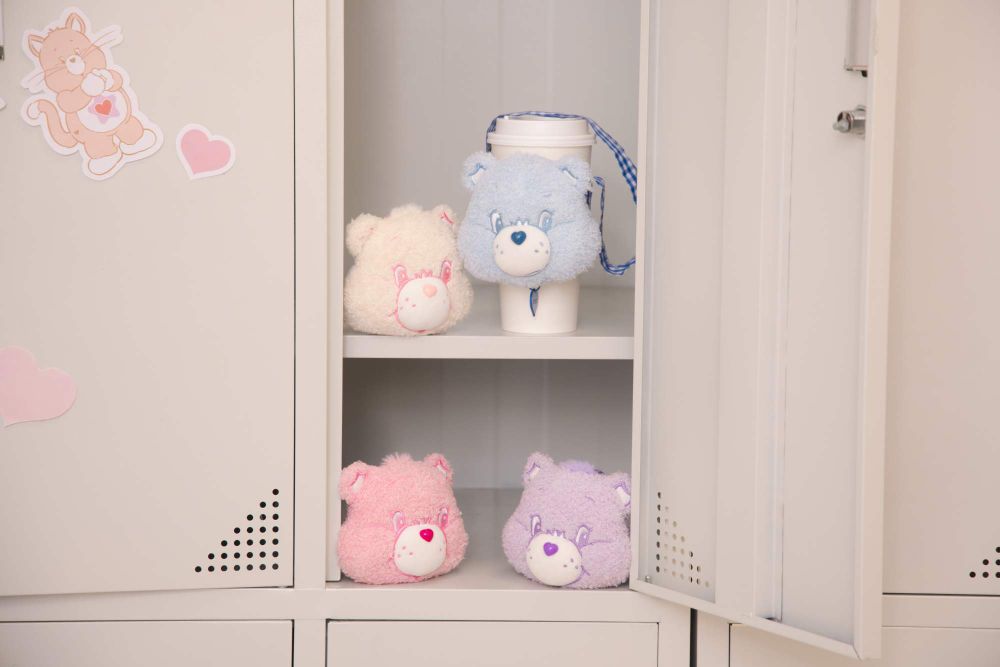 Grace Gift聯手Care Bears快閃林口三井！「絨毛飲料提袋盲盒」要買爆、還可以DIY熊熊吊飾！-6