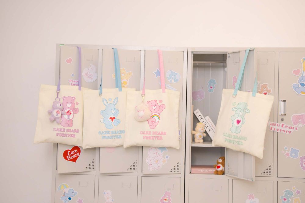 Grace Gift聯手Care Bears快閃林口三井！「絨毛飲料提袋盲盒」要買爆、還可以DIY熊熊吊飾！-8