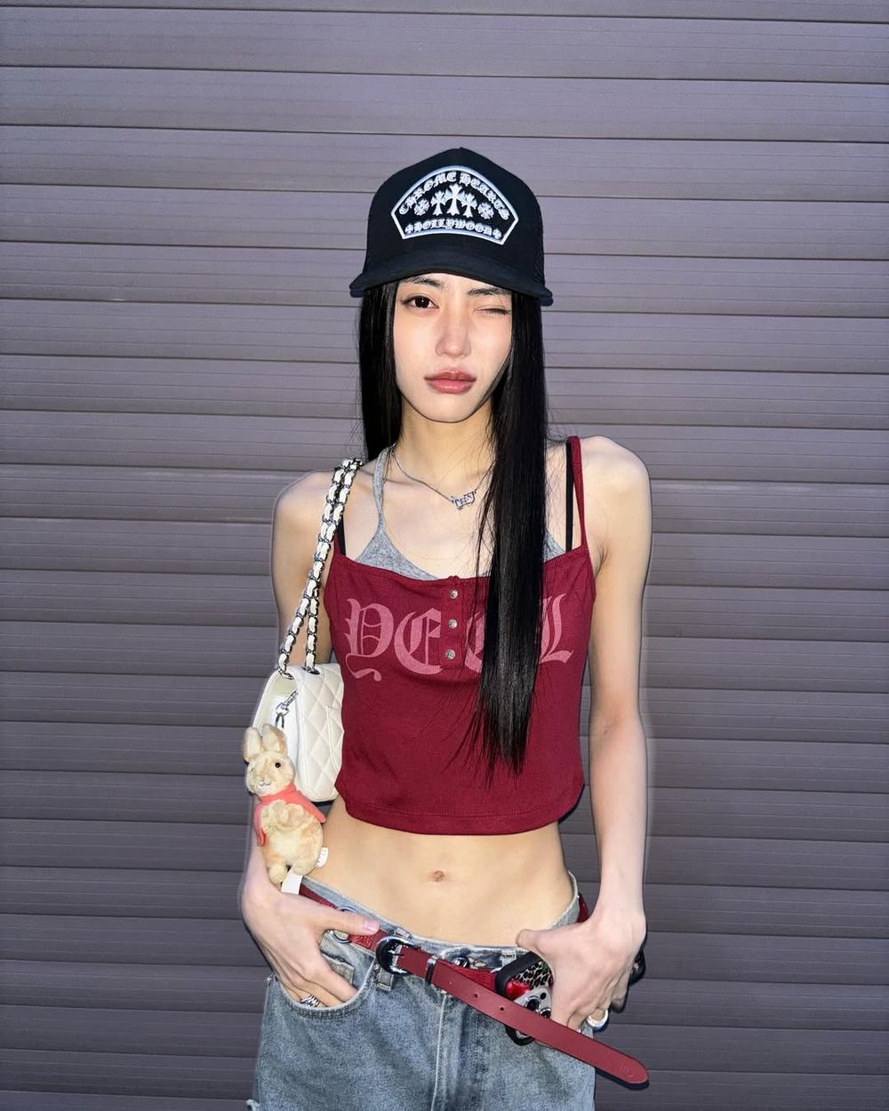 韓女夏天最愛四招「背心外穿」法則！疊搭撞色吊帶、繞脖背心...內行辣妹都這樣穿！-2