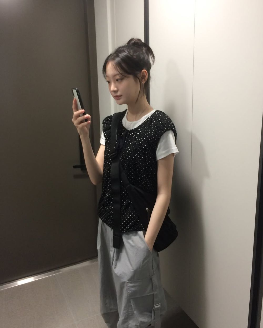 韓女夏天最愛四招「背心外穿」法則！疊搭撞色吊帶、繞脖背心...內行辣妹都這樣穿！-8