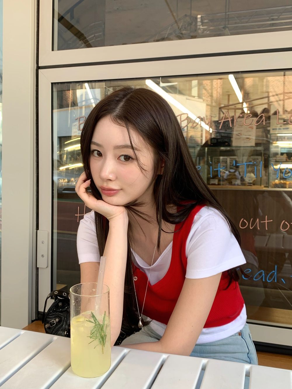 韓女夏天最愛四招「背心外穿」法則！疊搭撞色吊帶、繞脖背心...內行辣妹都這樣穿！-11