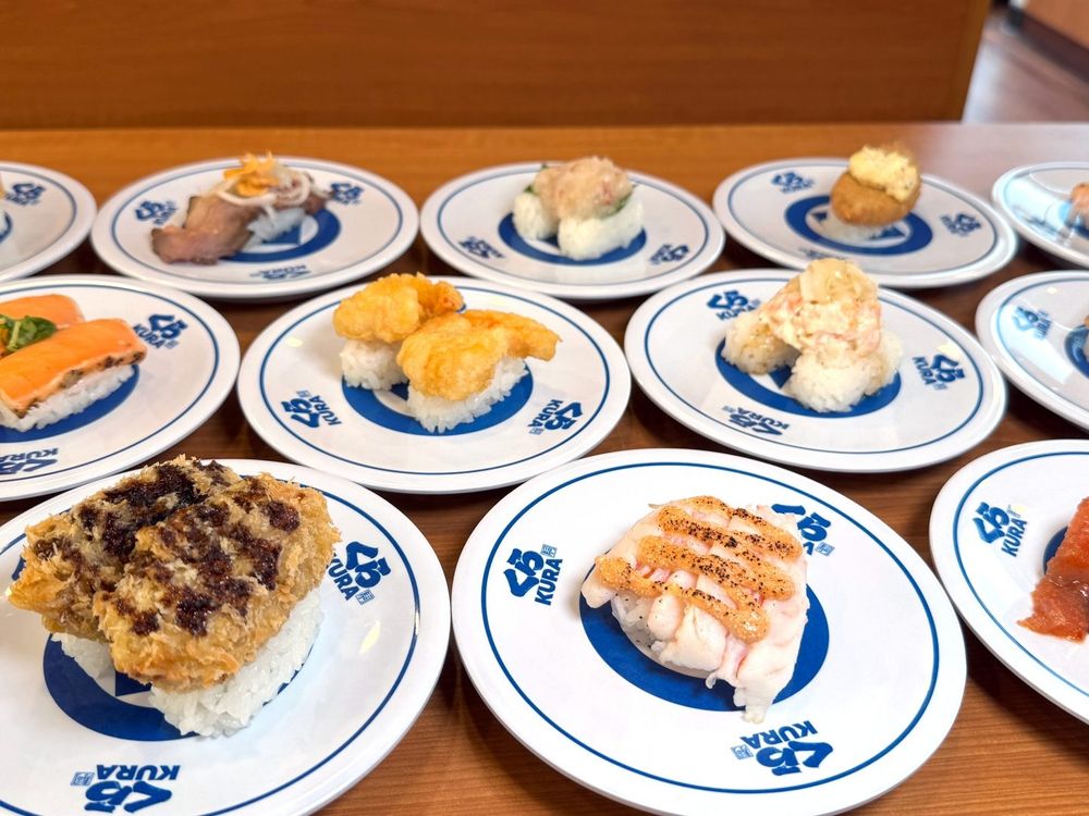 藏壽司又跟《名偵探柯南》聯名了！Q版「服部平次徽章、毛利小五郎吊飾、紙膠帶」20款扭蛋全都想要！-10