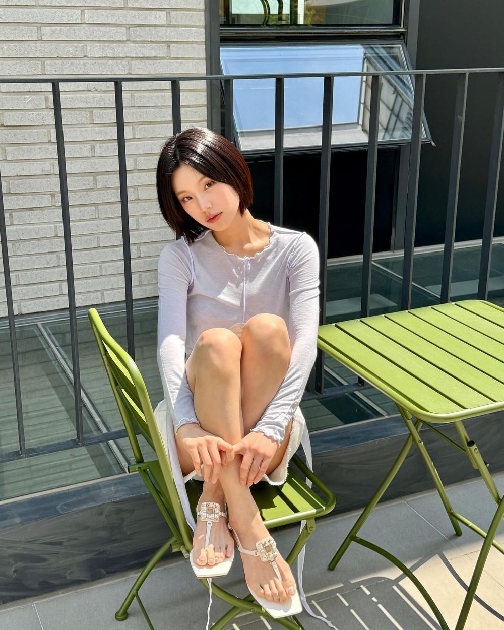 路上韓妞「涼拖鞋穿搭」4大穿搭法則！勃肯拖隨便搭都好看、人字拖「靠這招」擺脫路人感！-7