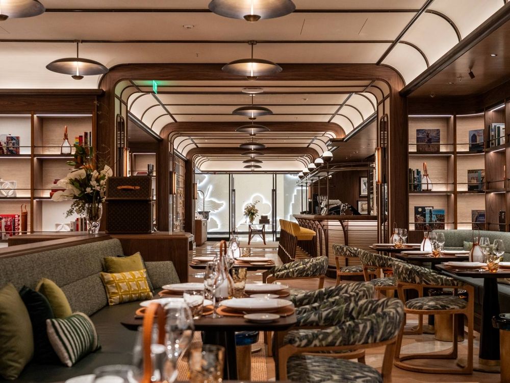 LV最新旗艦店是一艘巨型郵輪？！The Louis 路易號「購物、喝咖啡、看展覽」船上一次搞定！-6