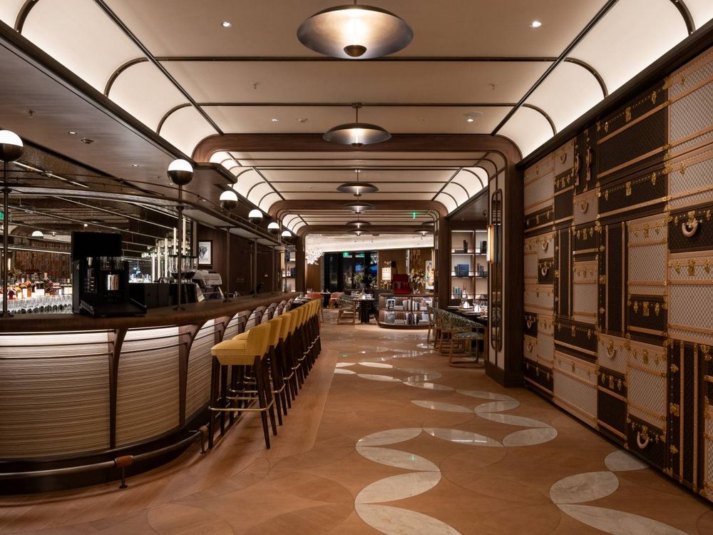LV最新旗艦店是一艘巨型郵輪？！The Louis 路易號「購物、喝咖啡、看展覽」船上一次搞定！-4