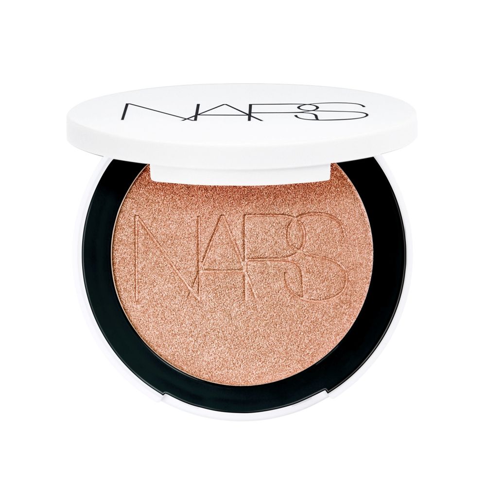 2025最閃耀打亮盤上市！NARS「裸光幻閃亮采餅」超美透光質地＋原生膚感，一刷韓系水光肌一秒完成！-14